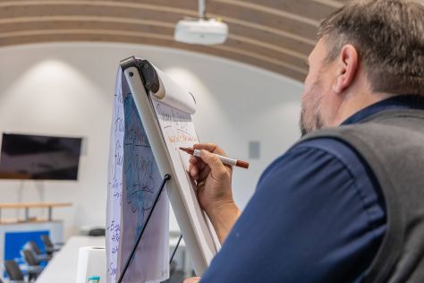 Matthias Scharnhölz am Whiteboard