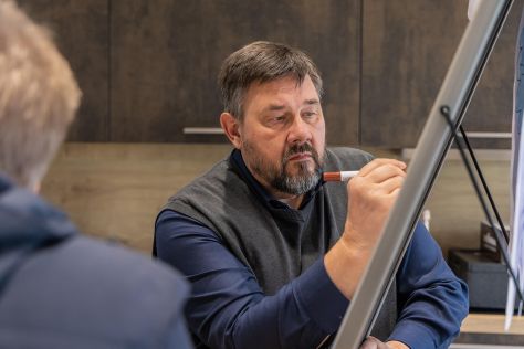 Matthias Scharnhölz schreibt auf ein Whiteboard