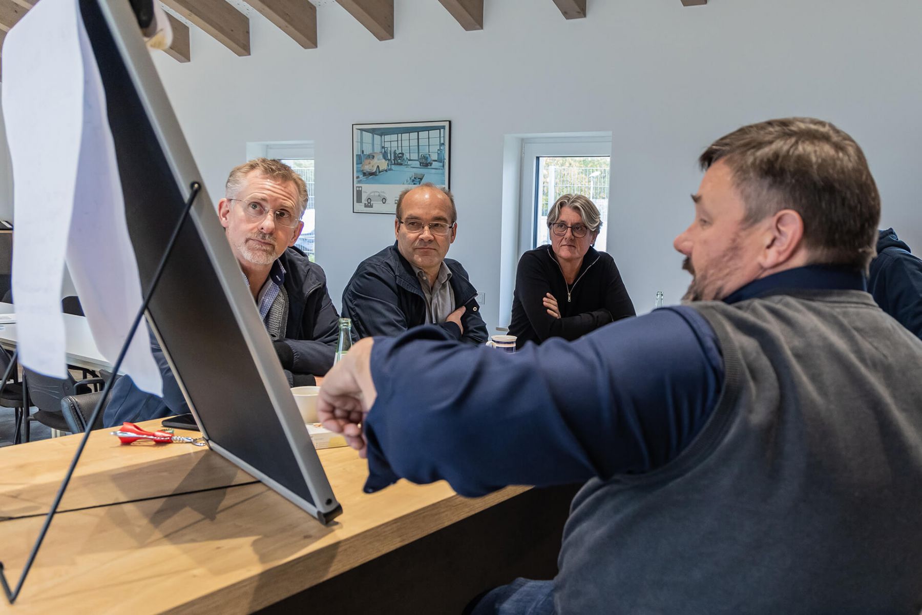 Matthias Scharnhölz erklärt etwas am Whiteboard