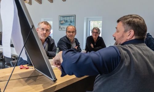 Matthias Scharnhölz erklärt etwas am Whiteboard