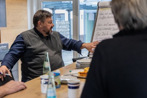 Matthias Scharnhölz erklärt etwas am Whiteboard Matthias Scharnhölz erklärt etwas am Whiteboard