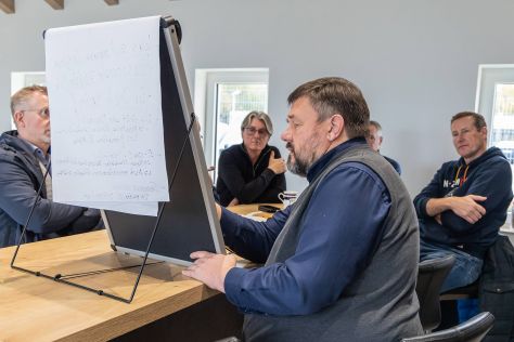 Matthias Scharnhölz erklärt etwas am Whiteboard Matthias Scharnhölz erklärt etwas am Whiteboard