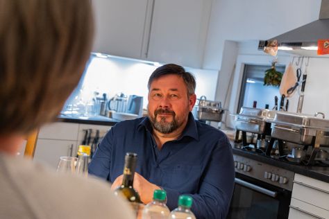 Matthias Scharnhölz bei einem Gespräch in der Küche Matthias Scharnhölz bei einem Gespräch in der Küche